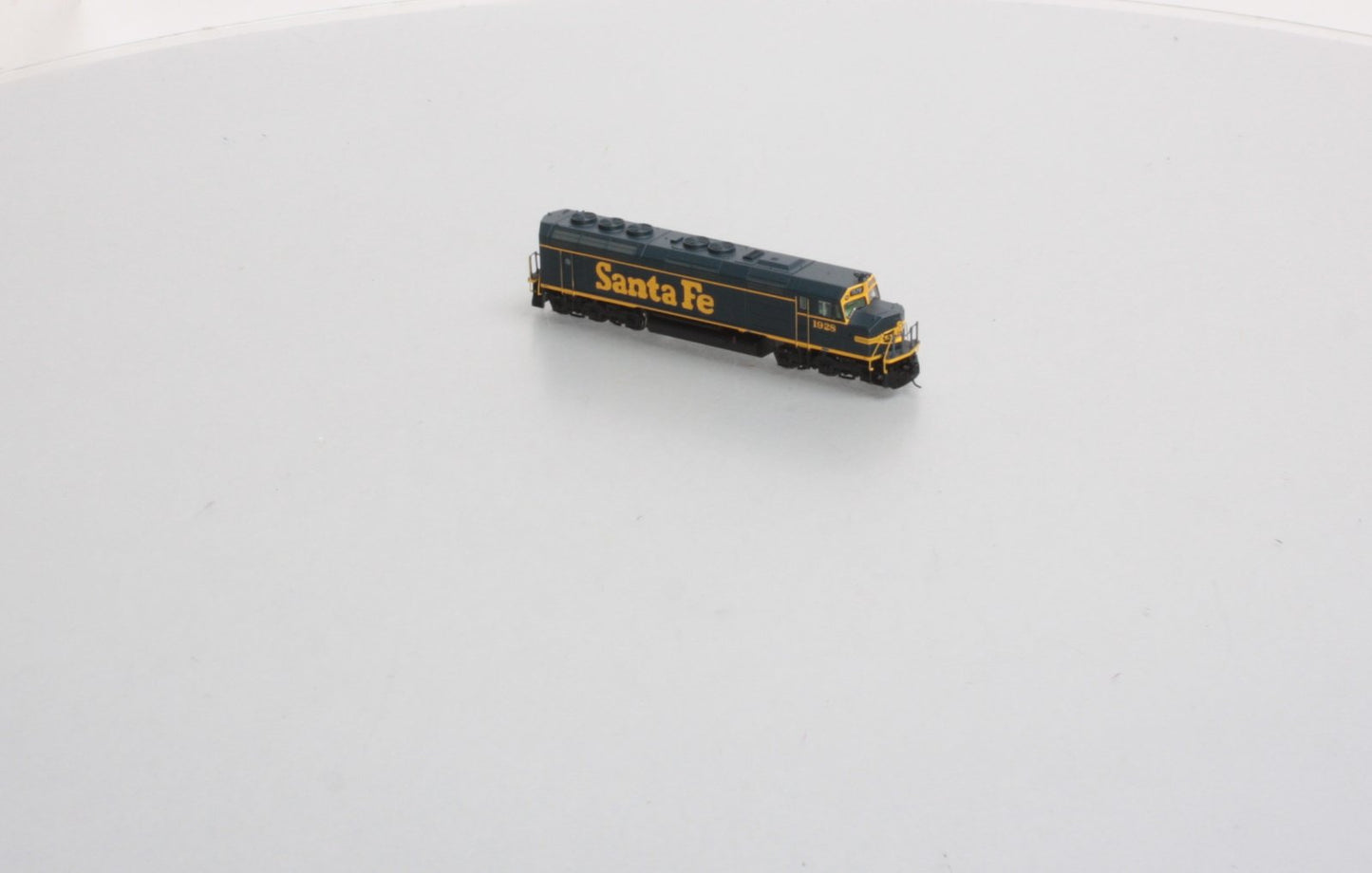 Athearn 16851 N Santa Fe F45 Diesel with DCC & Sound #1928