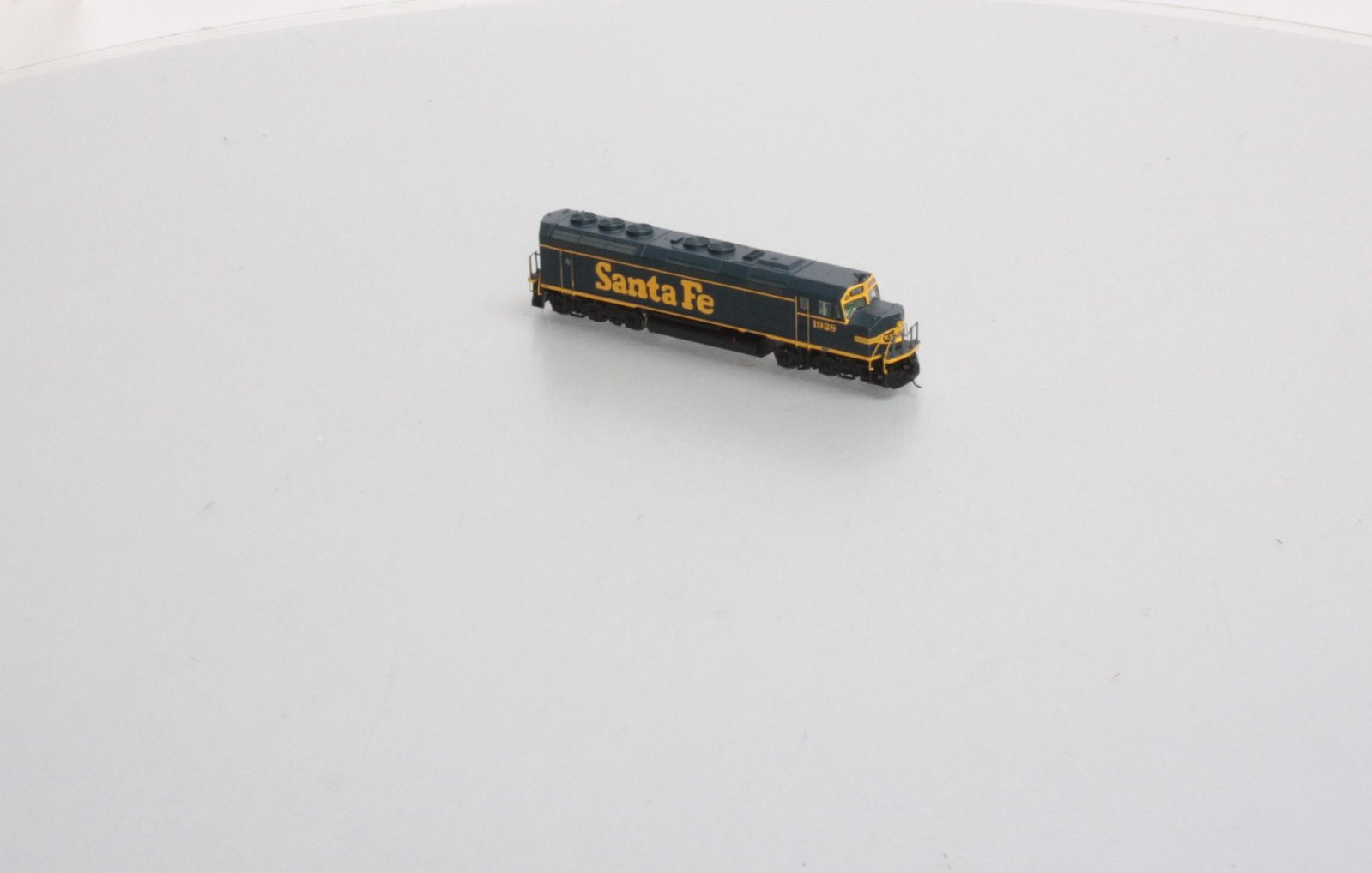Athearn 16851 N Santa Fe F45 Diesel with DCC & Sound #1928