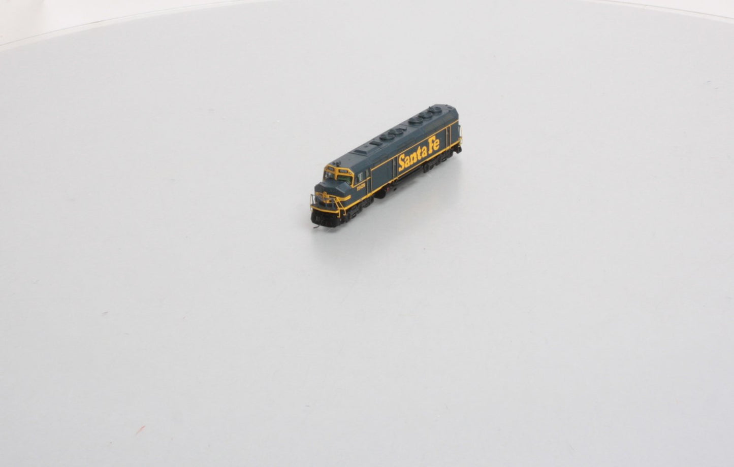 Athearn 16851 N Santa Fe F45 Diesel with DCC & Sound #1928