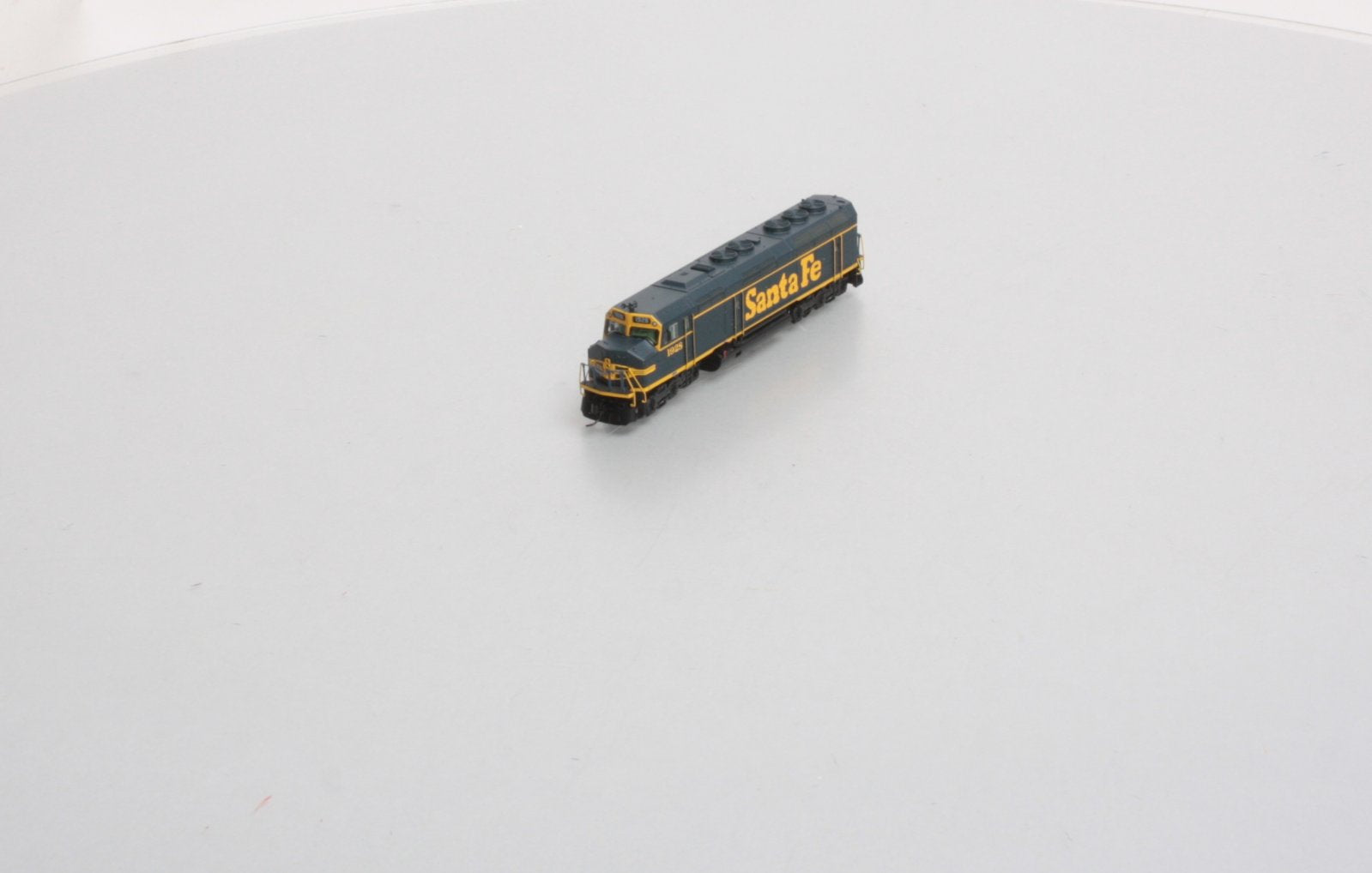 Athearn 16851 N Santa Fe F45 Diesel with DCC & Sound #1928