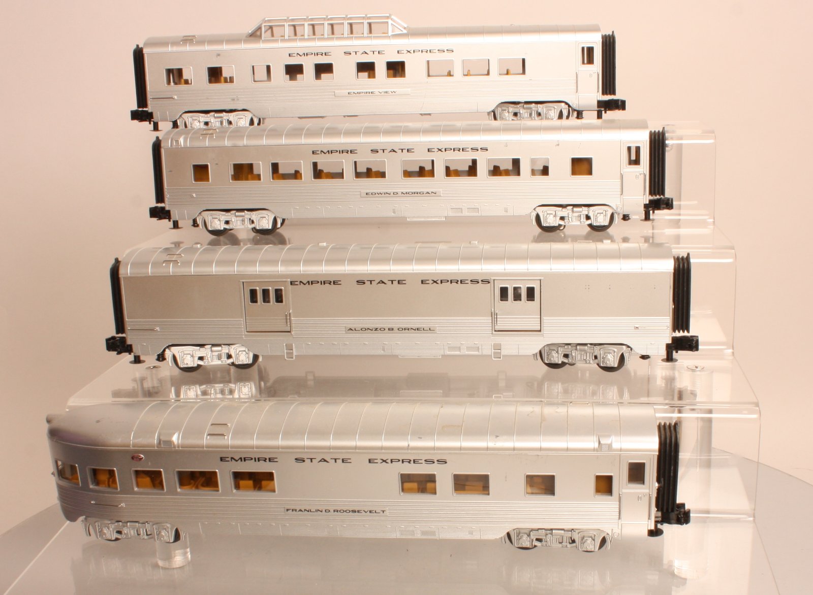 MTH 30-67422 O New York Central 60’ Streamlined ABS Passenger Car Set (Set of 4)
