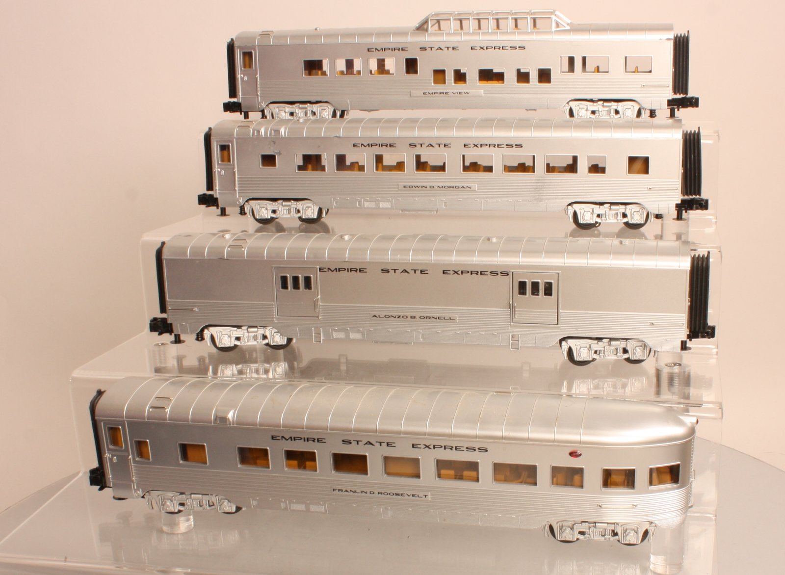 MTH 30-67422 O New York Central 60’ Streamlined ABS Passenger Car Set (Set of 4)