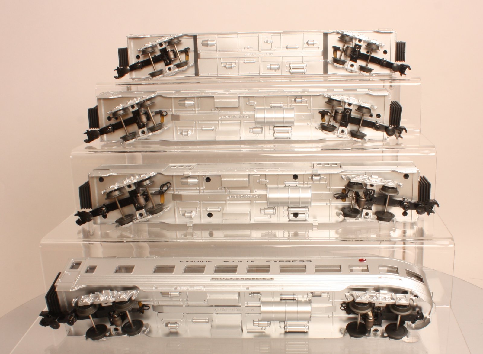 MTH 30-67422 O New York Central 60’ Streamlined ABS Passenger Car Set (Set of 4)