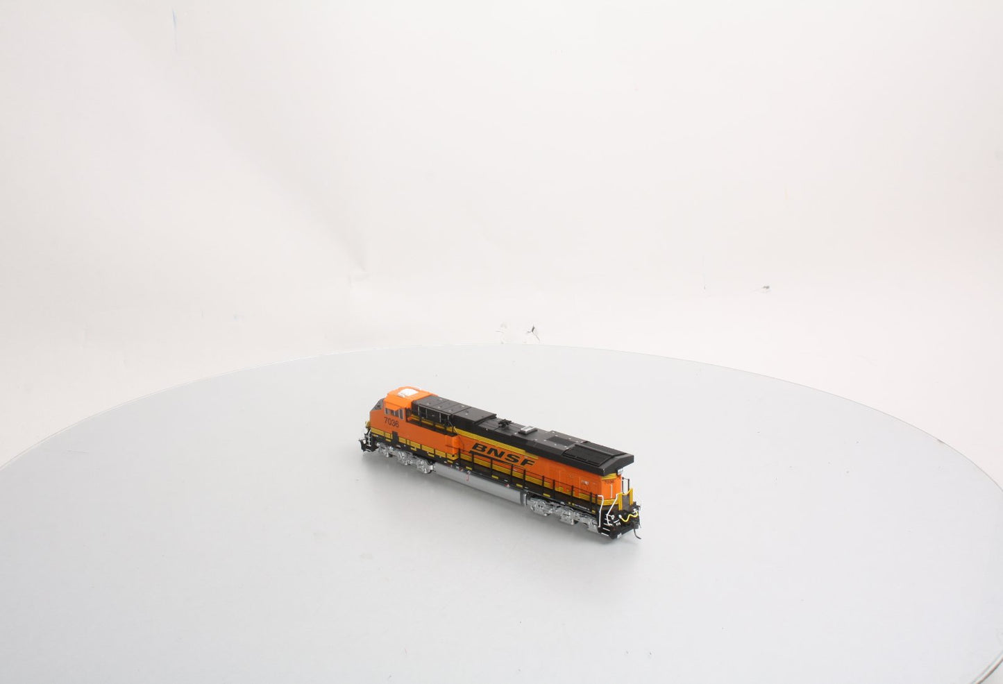 MTH 80-2329-0 HO BNSF Railway GE ES44AC - Standard DC #7036