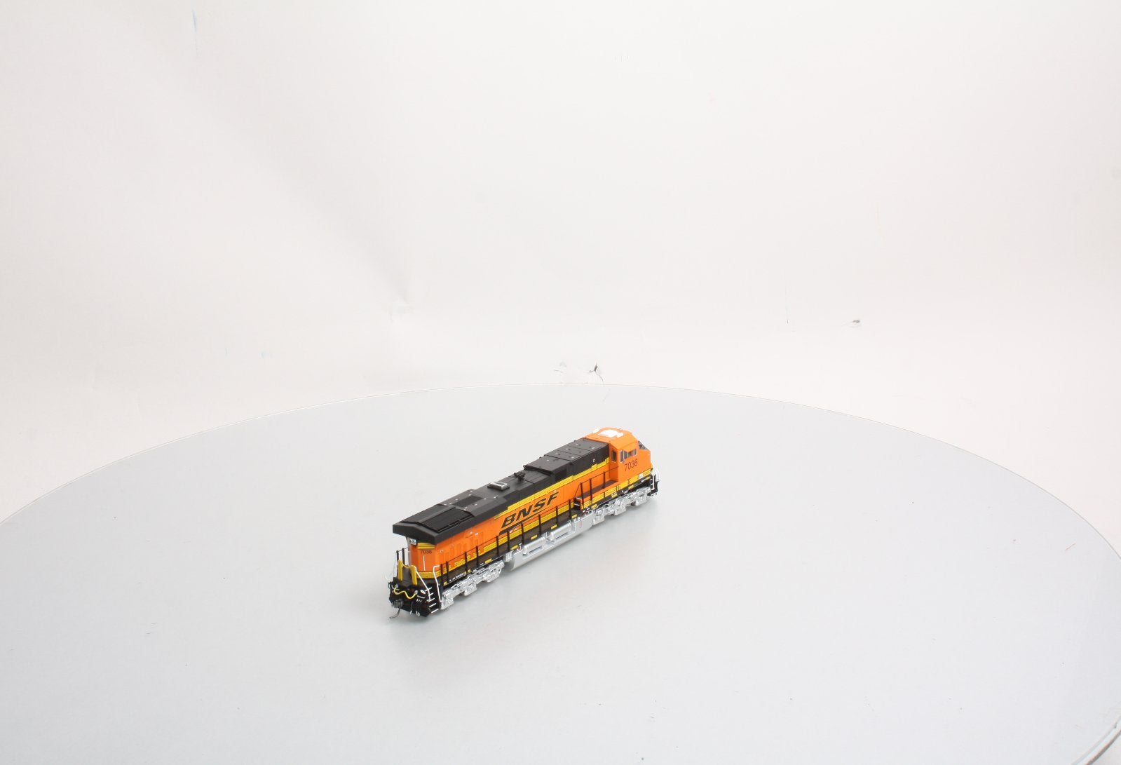 MTH 80-2329-0 HO BNSF Railway GE ES44AC - Standard DC #7036