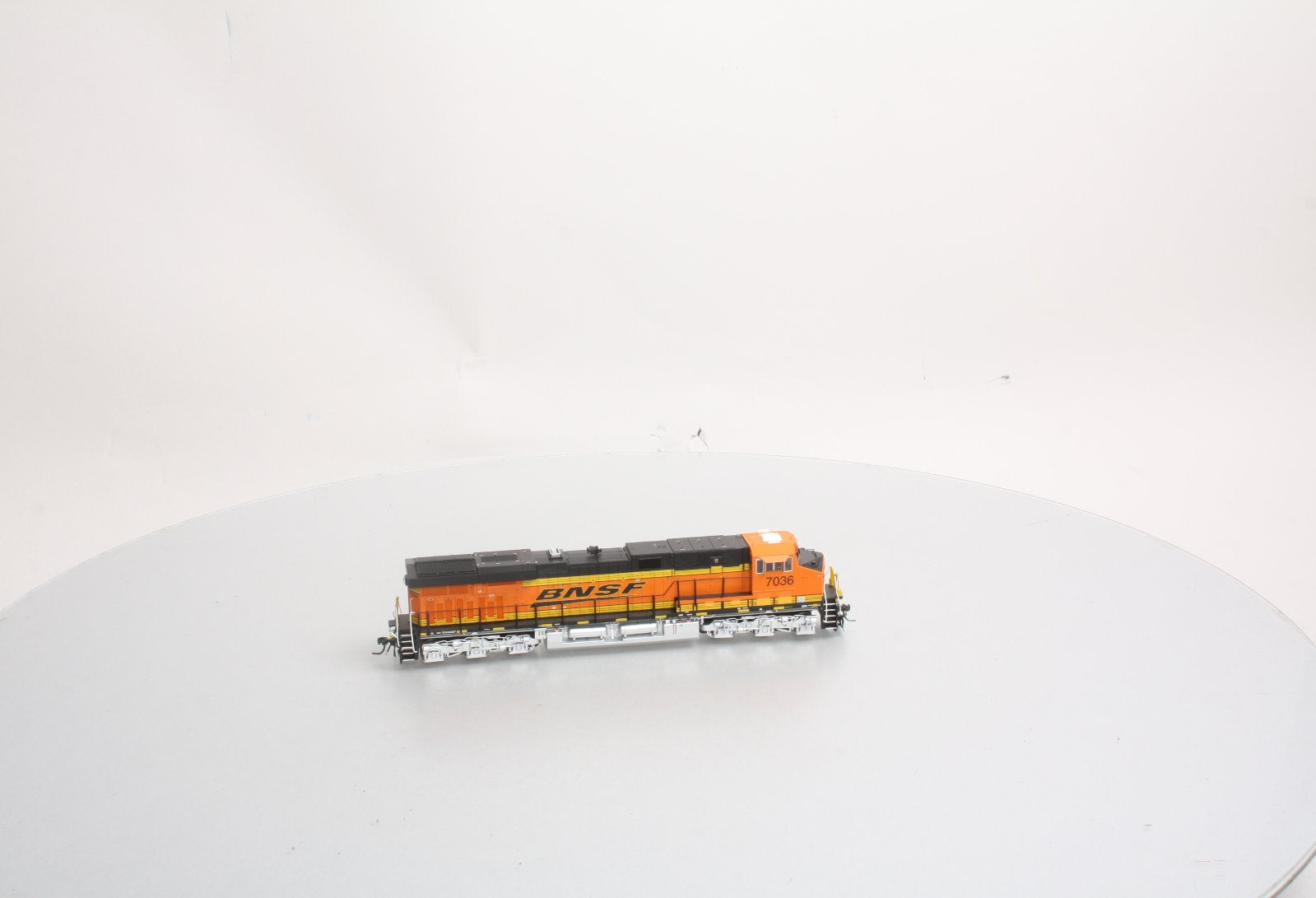 MTH 80-2329-0 HO BNSF Railway GE ES44AC - Standard DC #7036