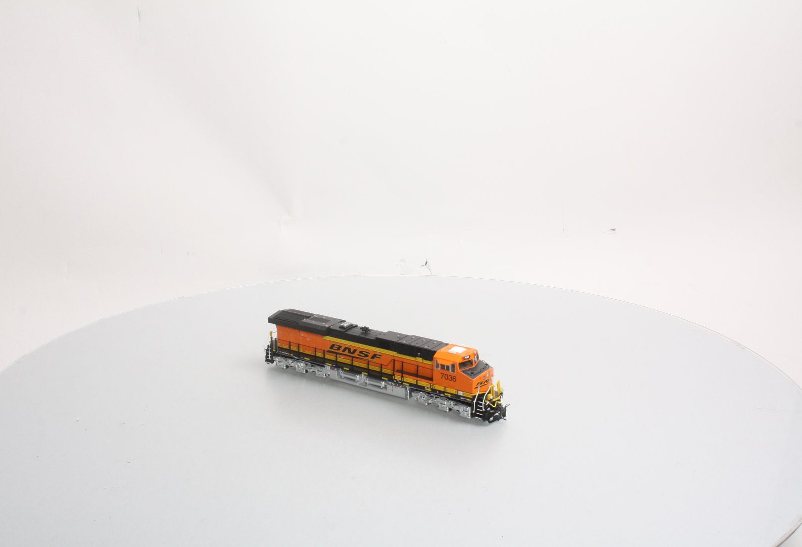 MTH 80-2329-0 HO BNSF Railway GE ES44AC - Standard DC #7036