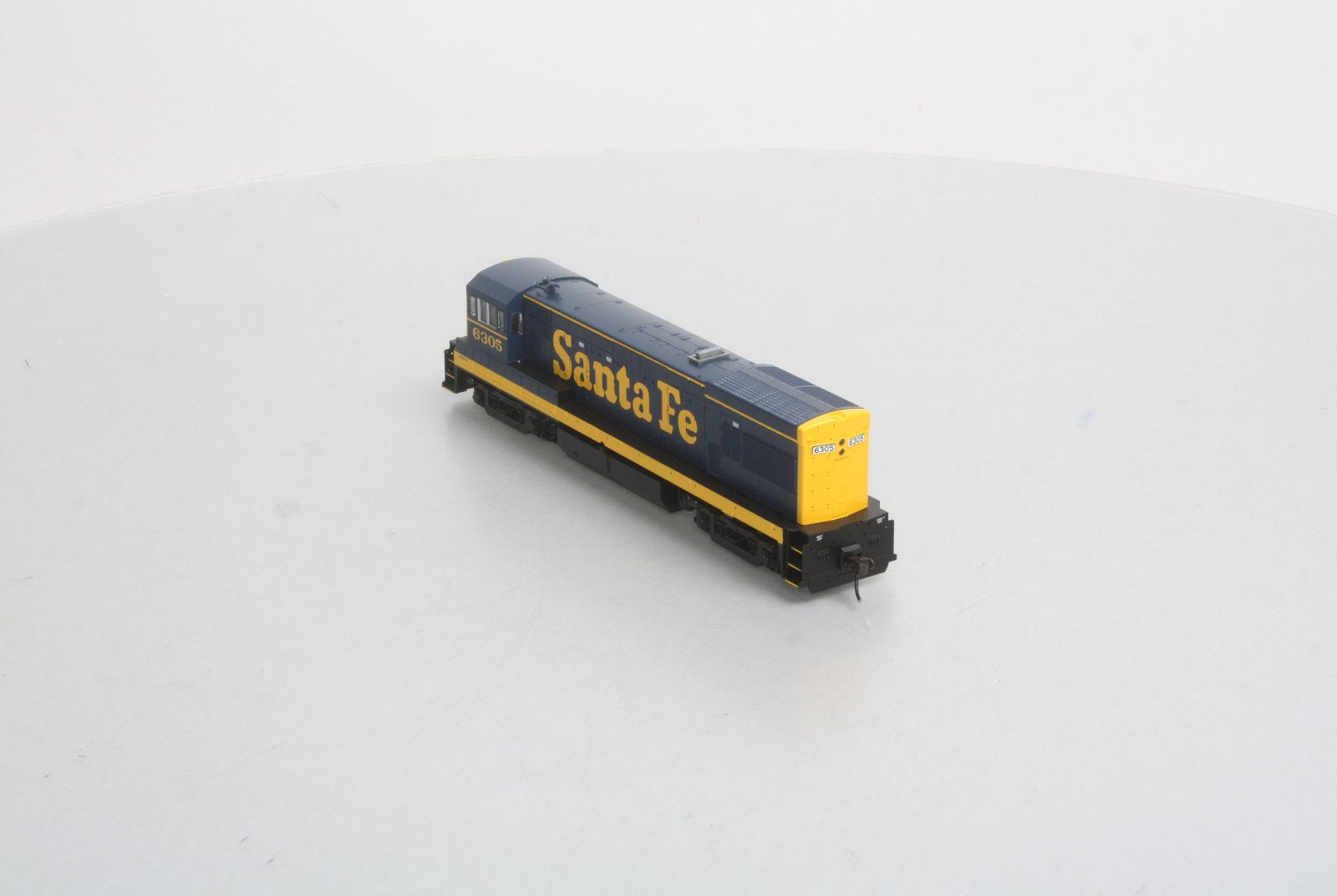 Atlas 8653 HO Scale AT&SF GE U23B Diesel Locomotive #6305 -DC