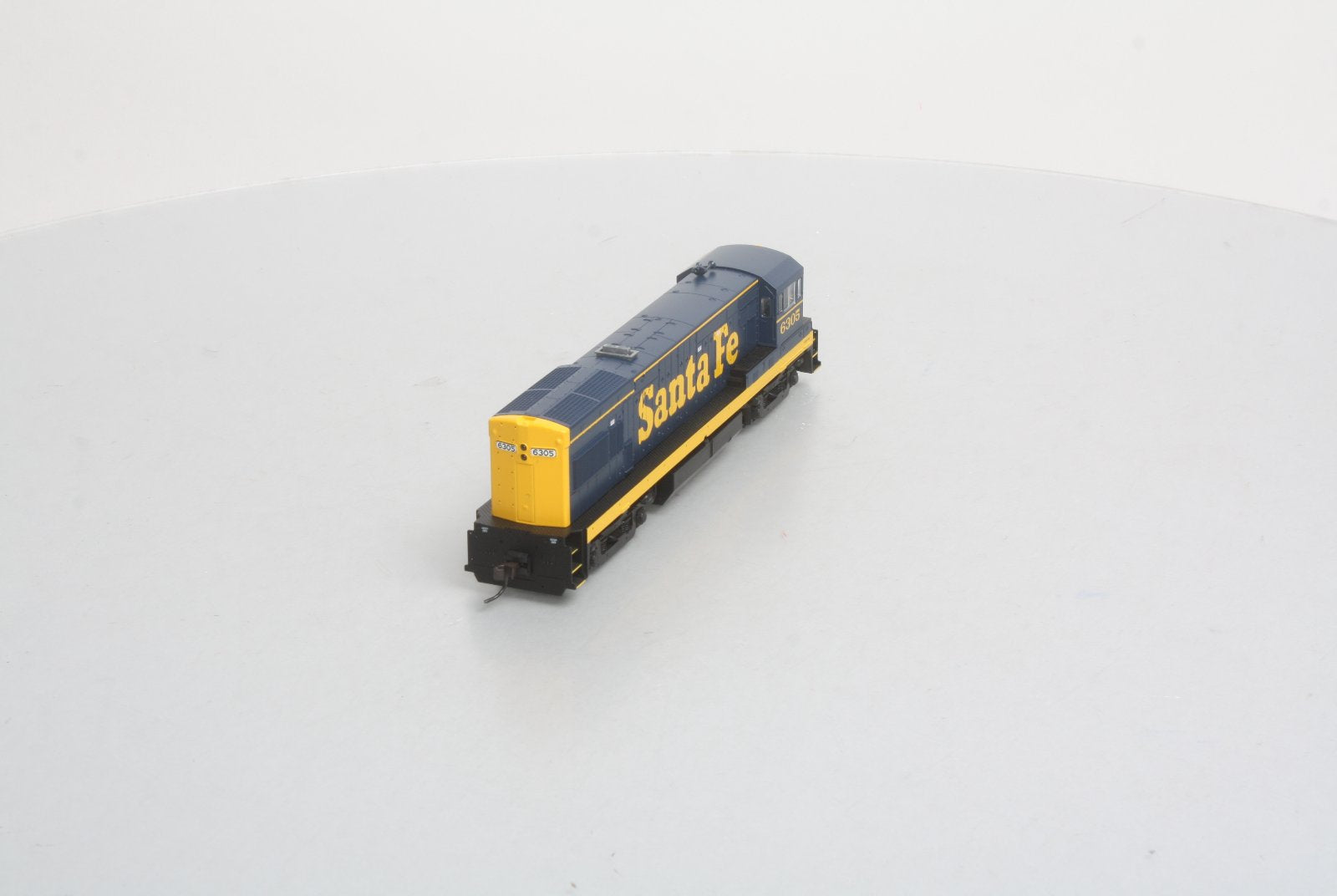 Atlas 8653 HO Scale AT&SF GE U23B Diesel Locomotive #6305 -DC