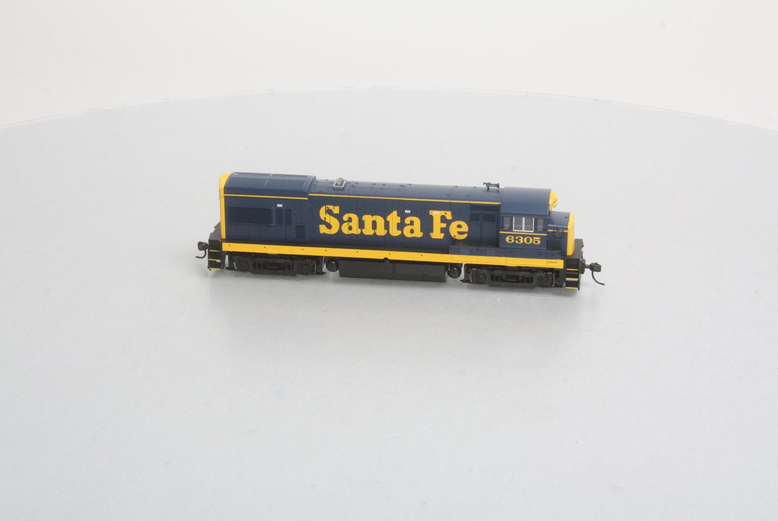 Atlas 8653 HO Scale AT&SF GE U23B Diesel Locomotive #6305 -DC
