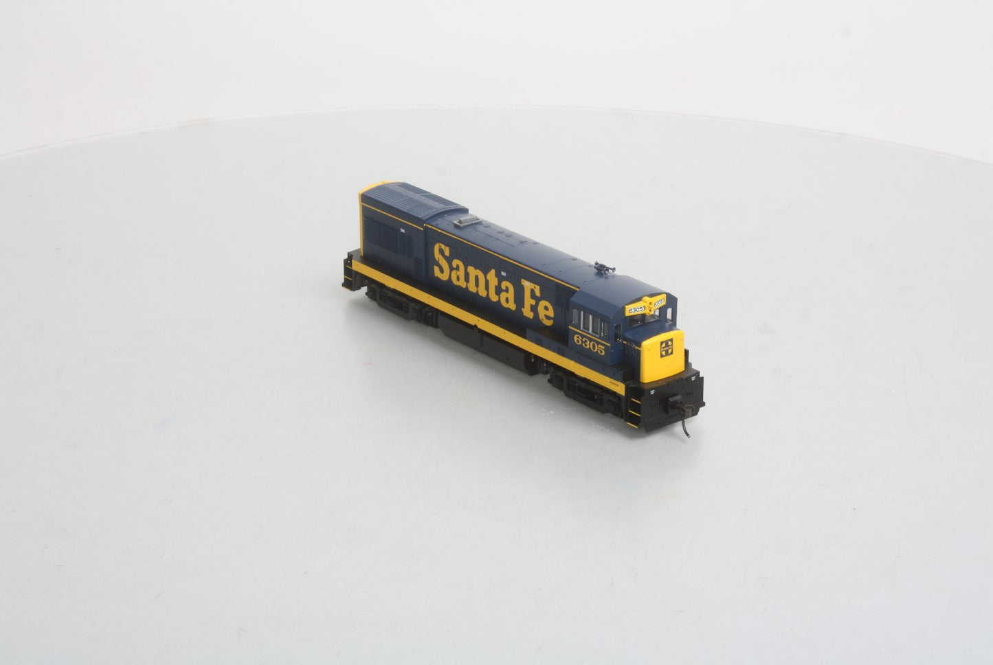 Atlas 8653 HO Scale AT&SF GE U23B Diesel Locomotive #6305 -DC