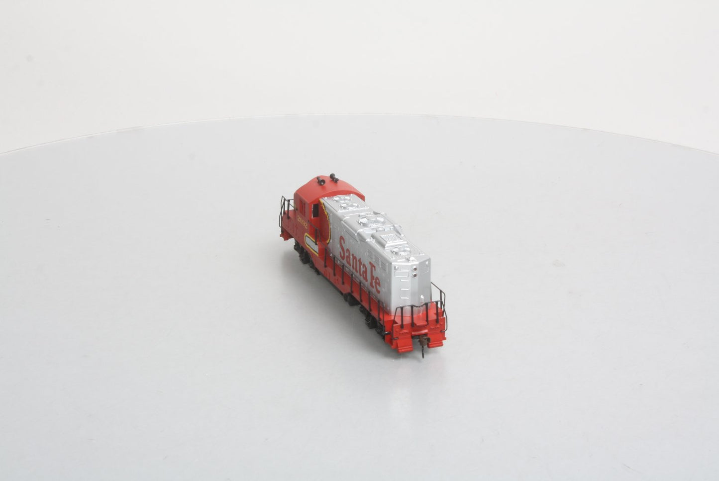 Walthers 931-113 HO Santa Fe EMD GP9M Diesel Locomotive Standard DC #2092