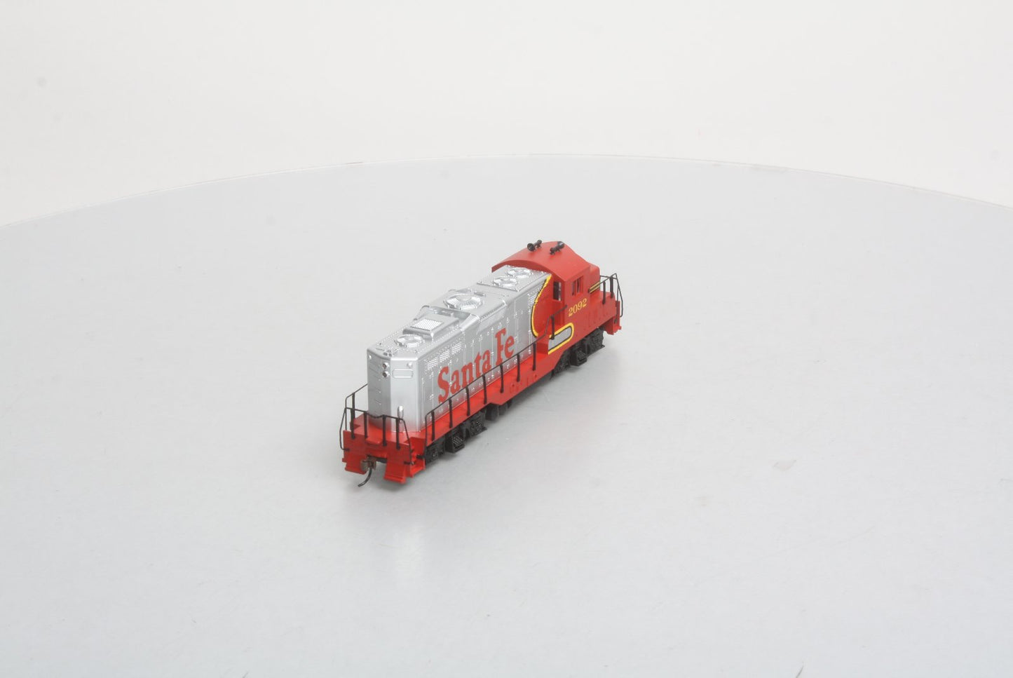 Walthers 931-113 HO Santa Fe EMD GP9M Diesel Locomotive Standard DC #2092