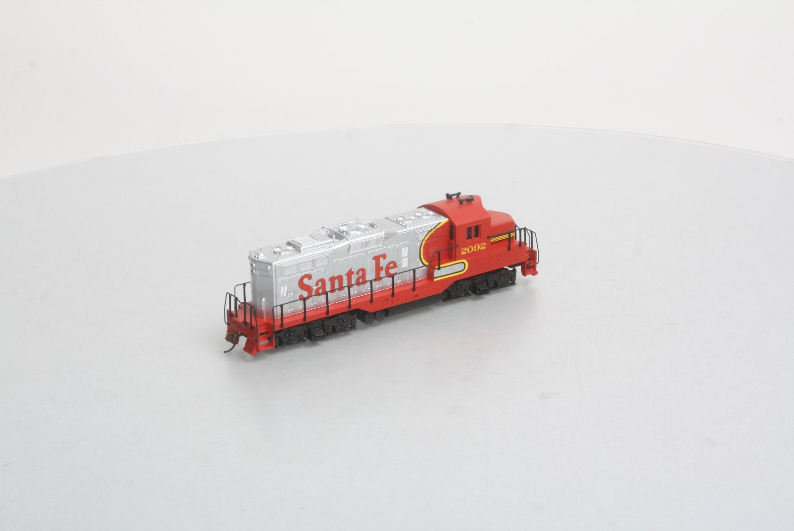 Walthers 931-113 HO Santa Fe EMD GP9M Diesel Locomotive Standard DC #2092