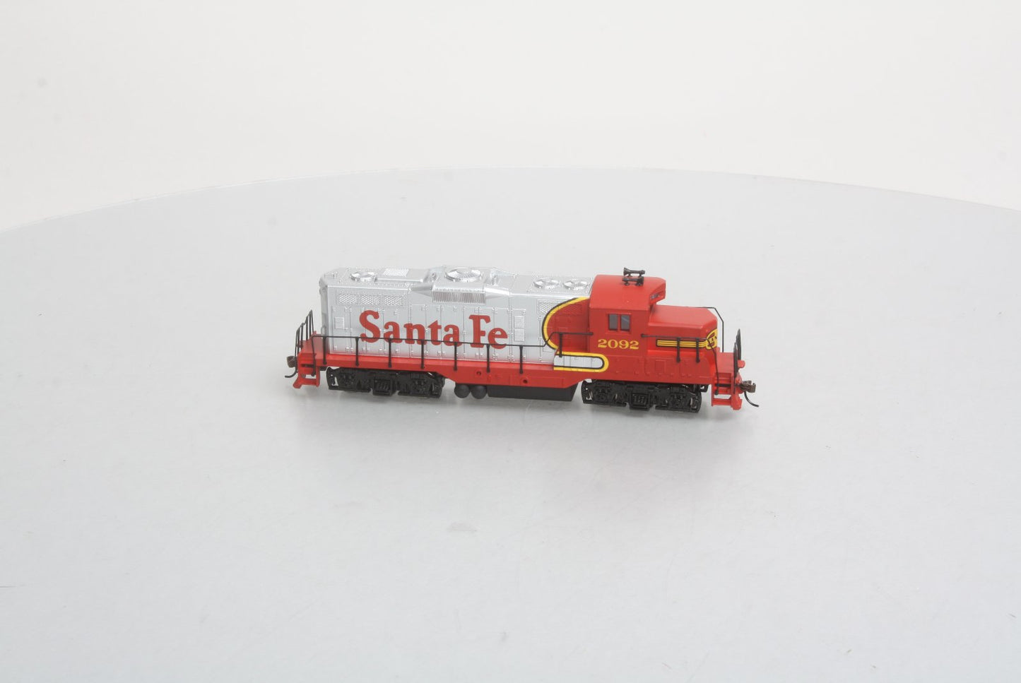Walthers 931-113 HO Santa Fe EMD GP9M Diesel Locomotive Standard DC #2092