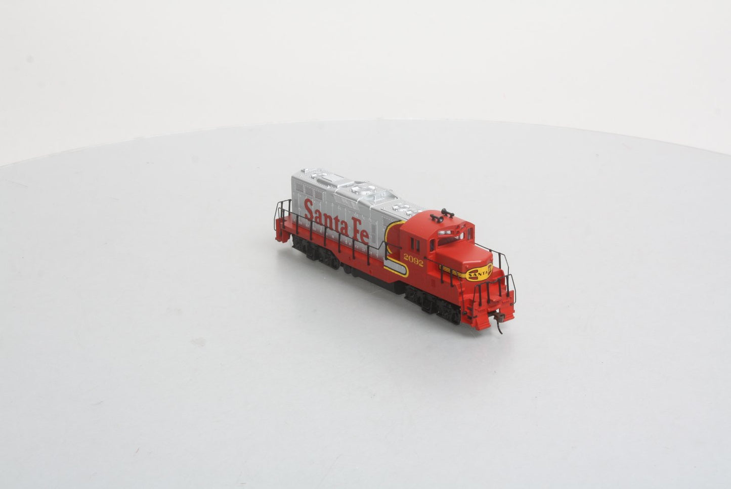 Walthers 931-113 HO Santa Fe EMD GP9M Diesel Locomotive Standard DC #2092