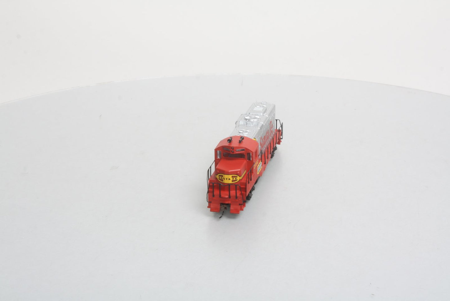 Walthers 931-113 HO Santa Fe EMD GP9M Diesel Locomotive Standard DC #2092