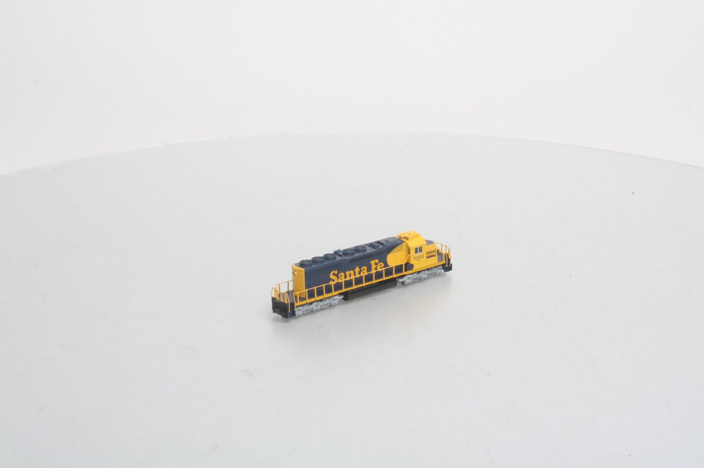 Kato 176-8202 Santa Fe SD40-2 Diesel Locomotive #5092