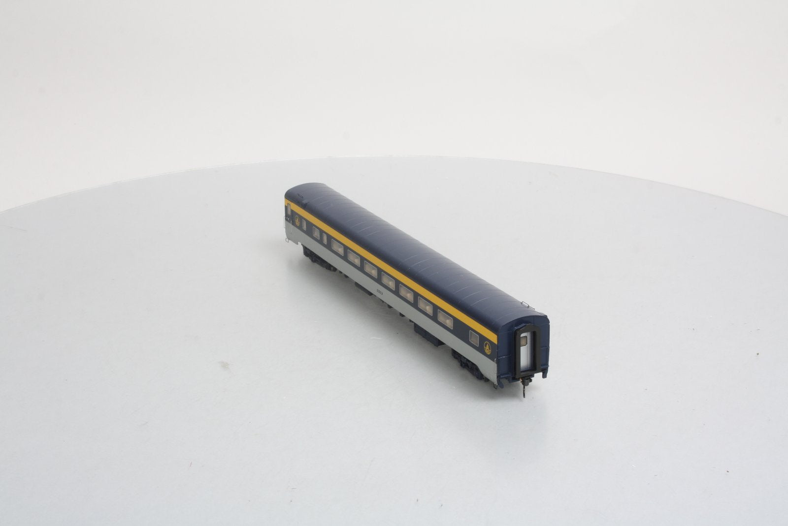 Walthers 920-15601 HO Baltimore & Ohio 85' Pullman-Standard 56-Seat Coach RTR