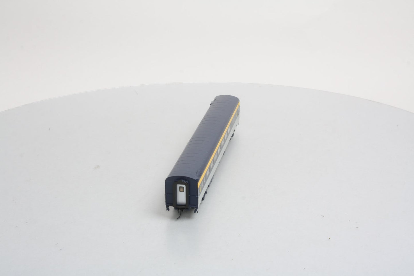 Walthers 920-15601 HO Baltimore & Ohio 85' Pullman-Standard 56-Seat Coach RTR