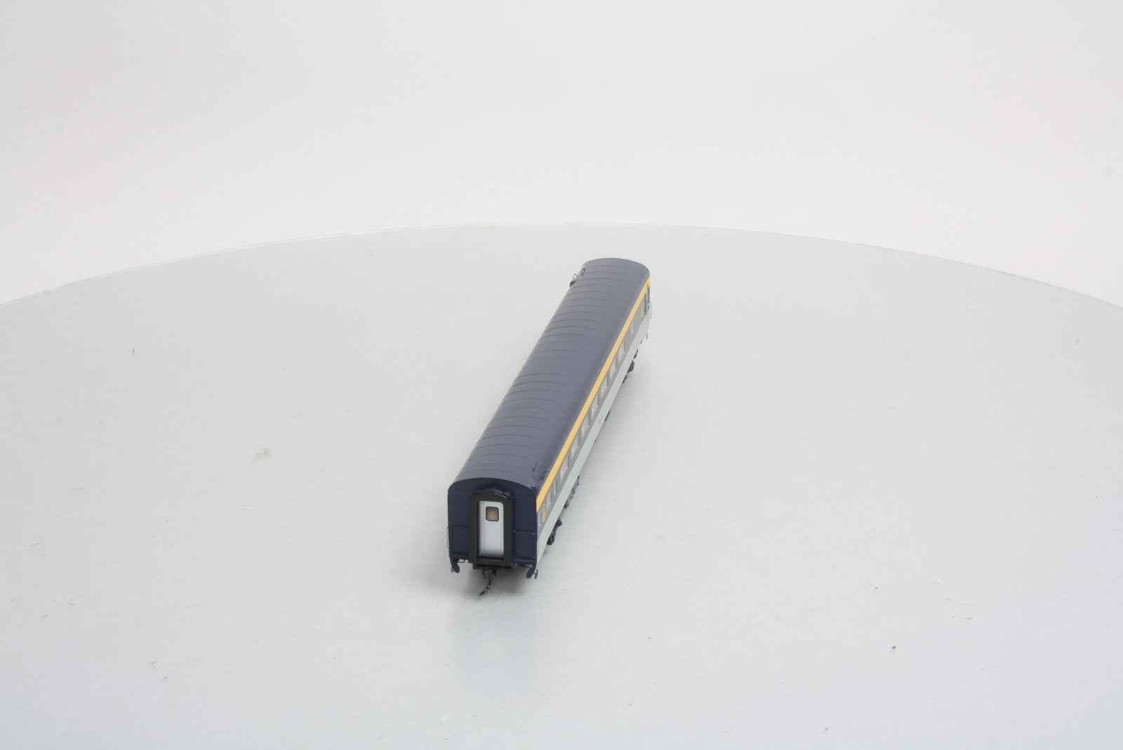 Walthers 920-15601 HO Baltimore & Ohio 85' Pullman-Standard 56-Seat Coach RTR
