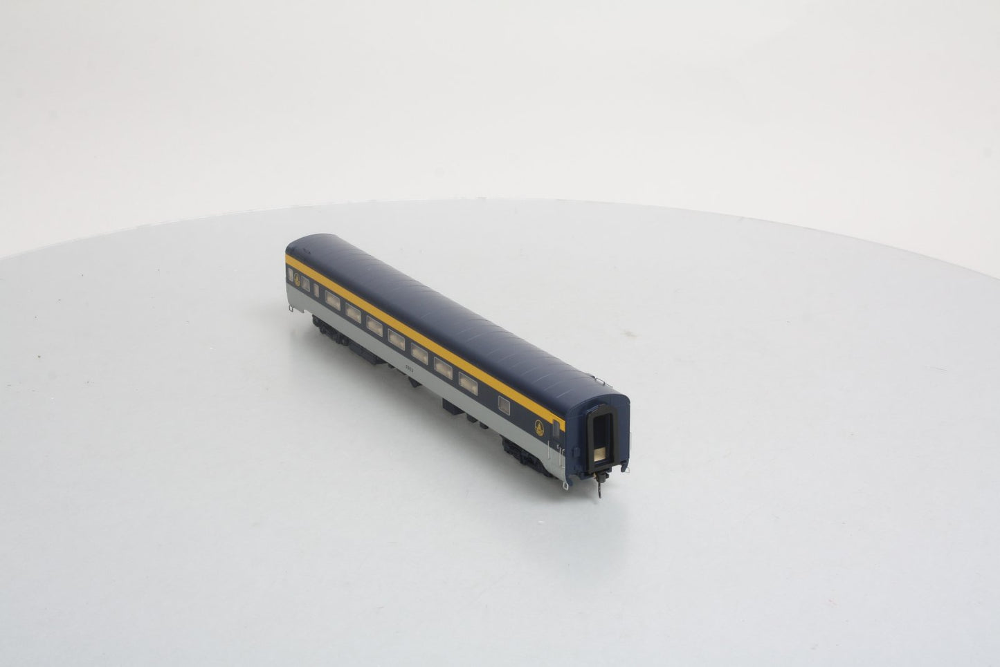 Walthers 920-15601 HO Baltimore & Ohio 85' Pullman-Standard 56-Seat Coach RTR