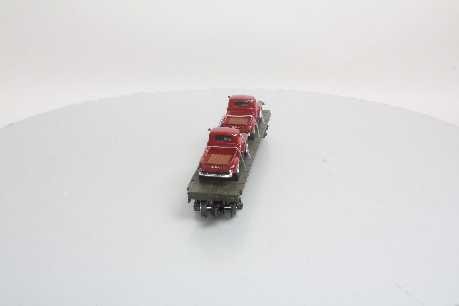 MTH 30-76496 O P&LE Flatcar w//'50 GMC Pickups