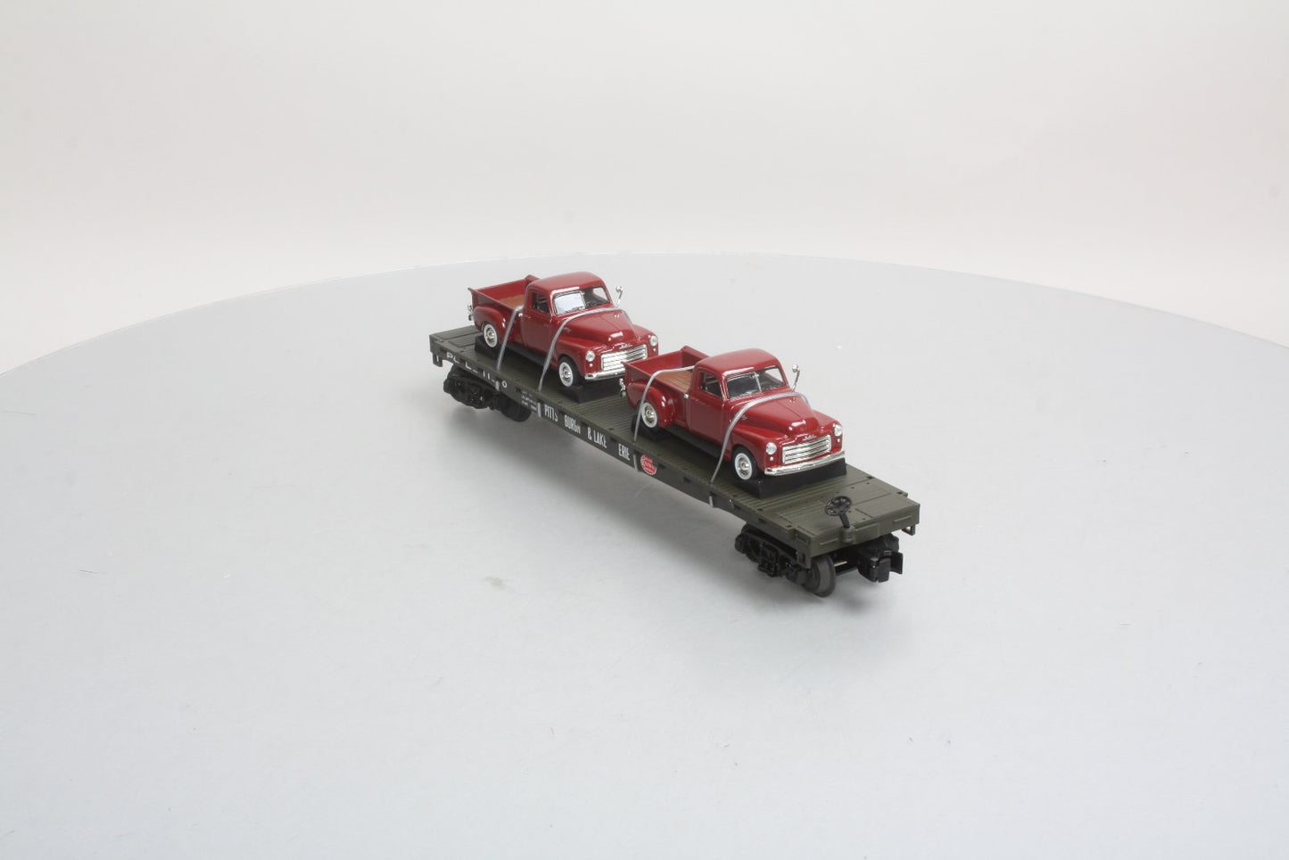 MTH 30-76496 O P&LE Flatcar w//'50 GMC Pickups