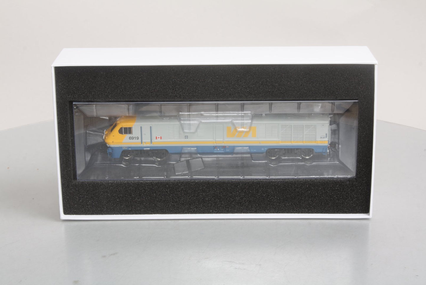 Rapido Trains 200058 HOCanada Bombardier Via Rail LRC #6919 w/DCC & Sound