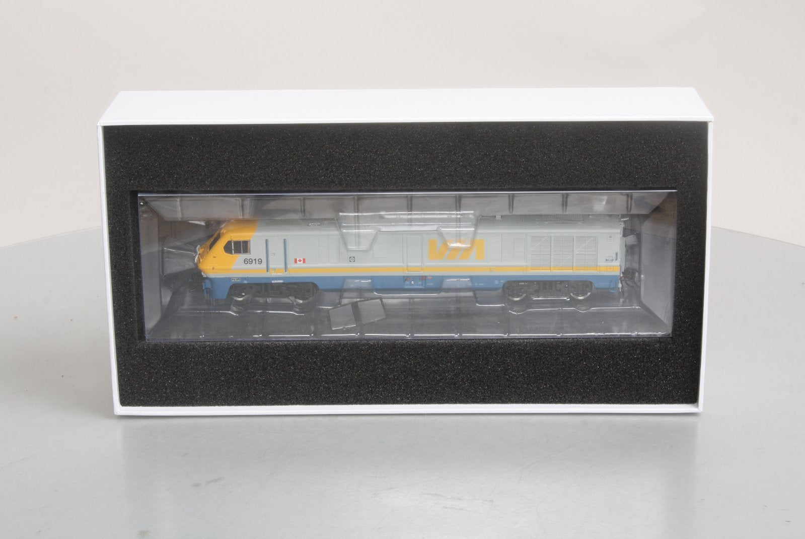 Rapido Trains 200058 HOCanada Bombardier Via Rail LRC #6919 w/DCC & Sound