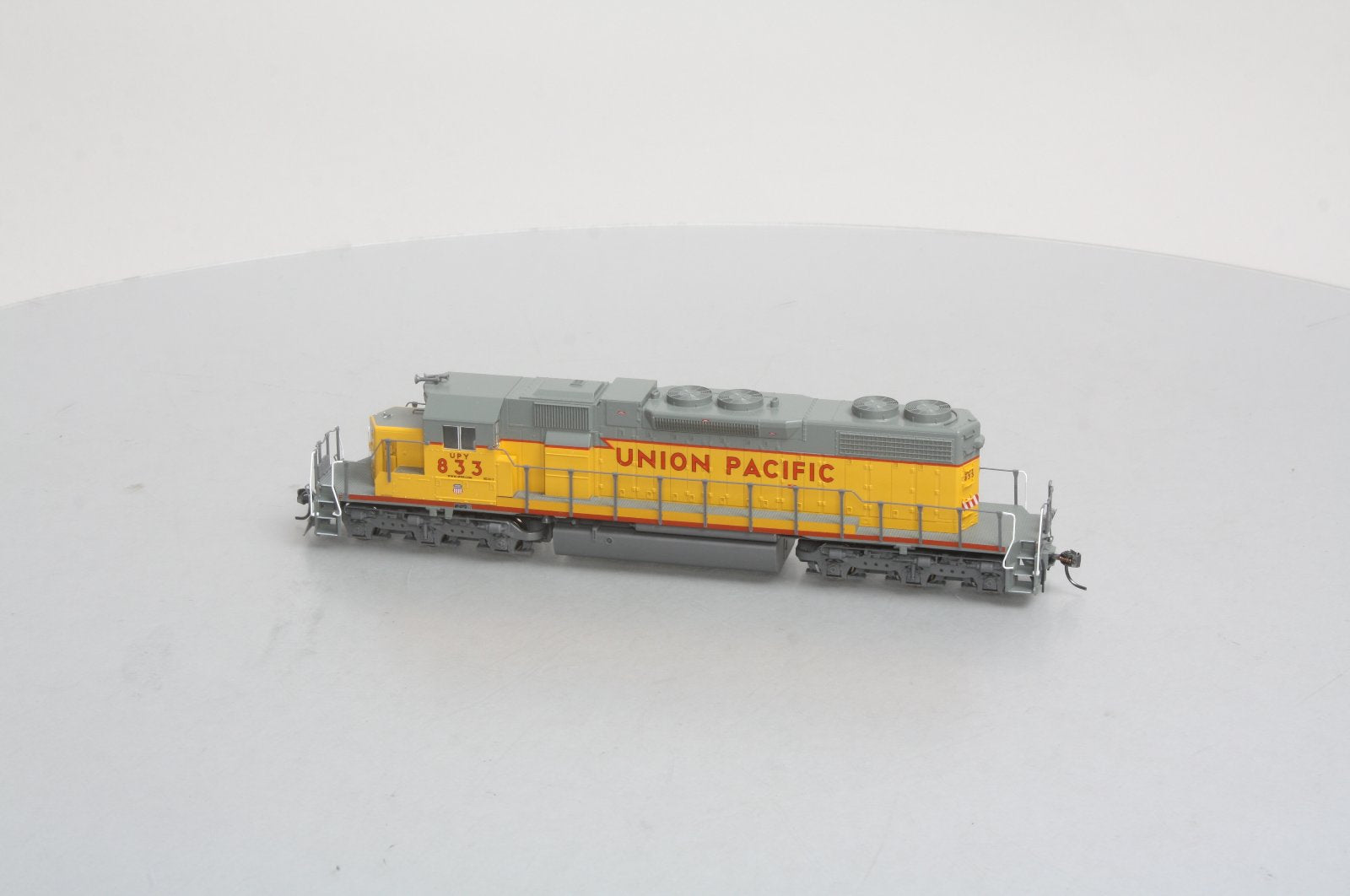 Kato 37-6511 HO Union Pacific SD38-2 Powered Diesel Locomotive #Y833
