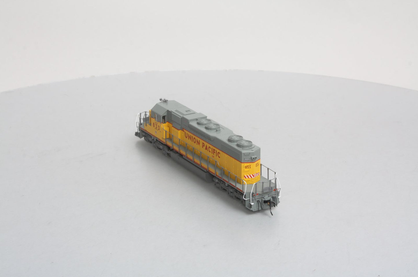Kato 37-6511 HO Union Pacific SD38-2 Powered Diesel Locomotive #Y833