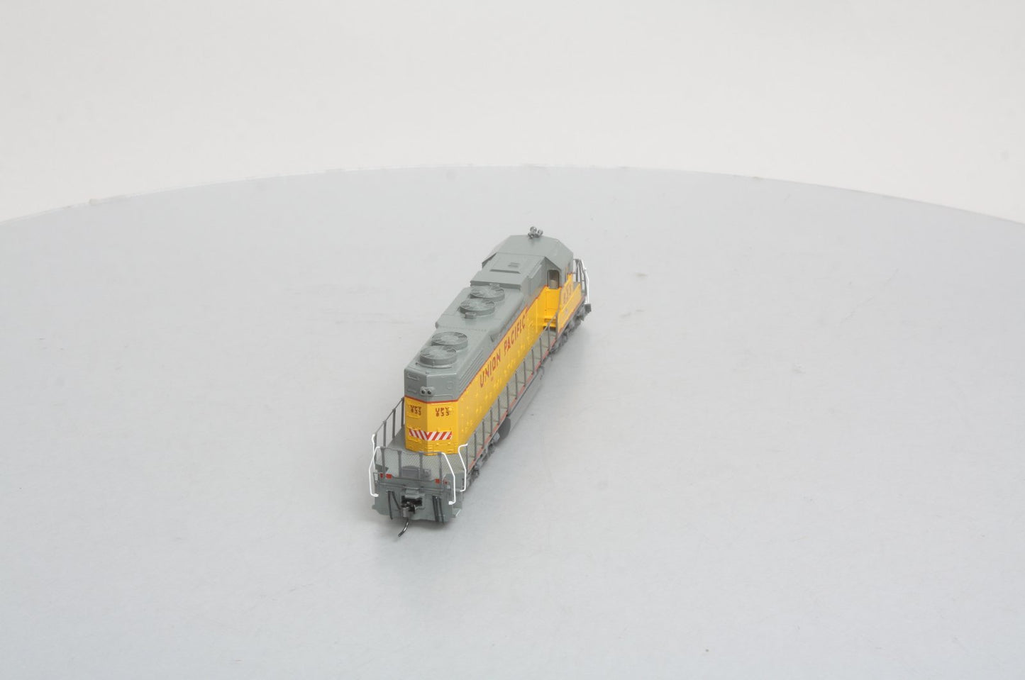 Kato 37-6511 HO Union Pacific SD38-2 Powered Diesel Locomotive #Y833