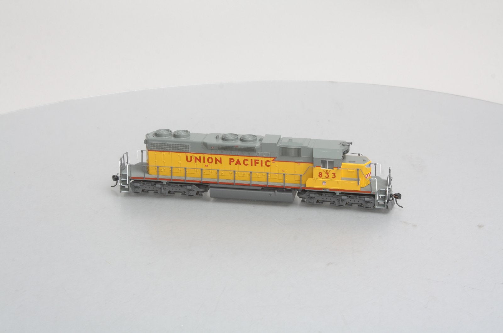 Kato 37-6511 HO Union Pacific SD38-2 Powered Diesel Locomotive #Y833