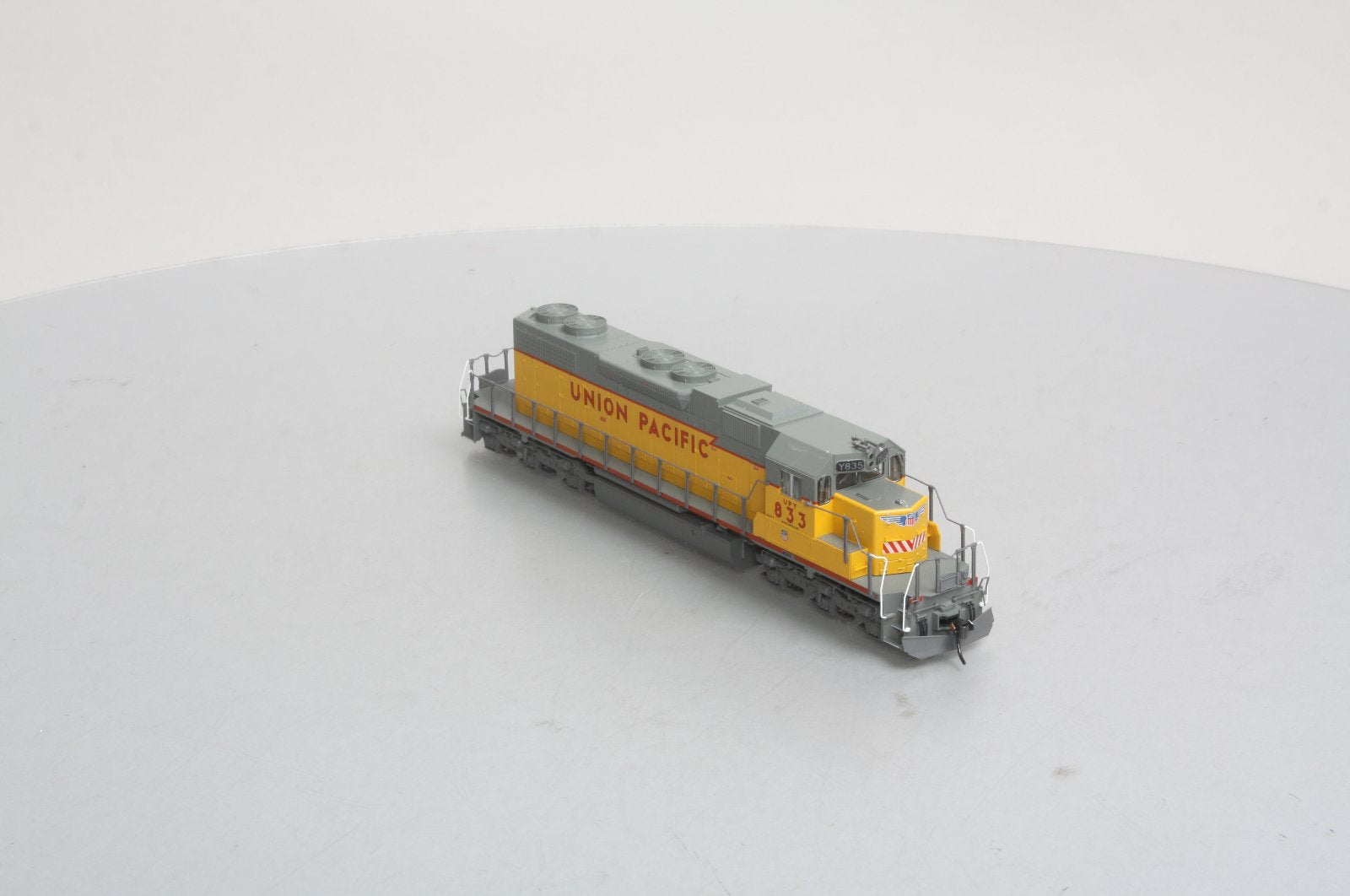 Kato 37-6511 HO Union Pacific SD38-2 Powered Diesel Locomotive #Y833