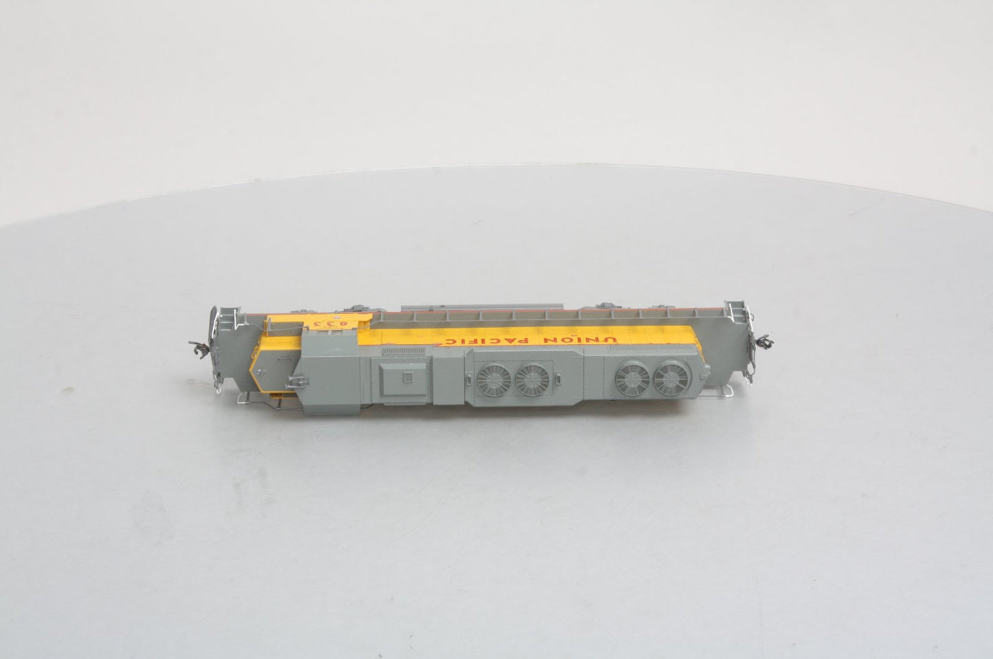 Kato 37-6511 HO Union Pacific SD38-2 Powered Diesel Locomotive #Y833
