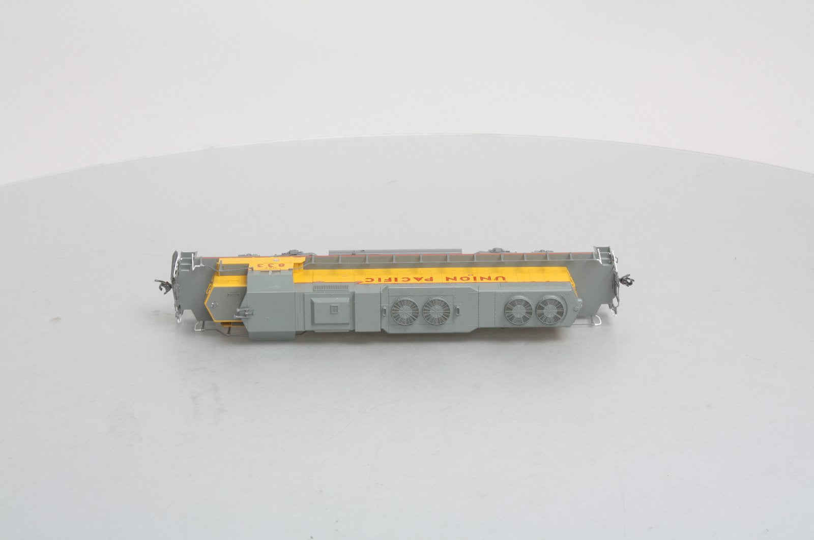 Kato 37-6511 HO Union Pacific SD38-2 Powered Diesel Locomotive #Y833