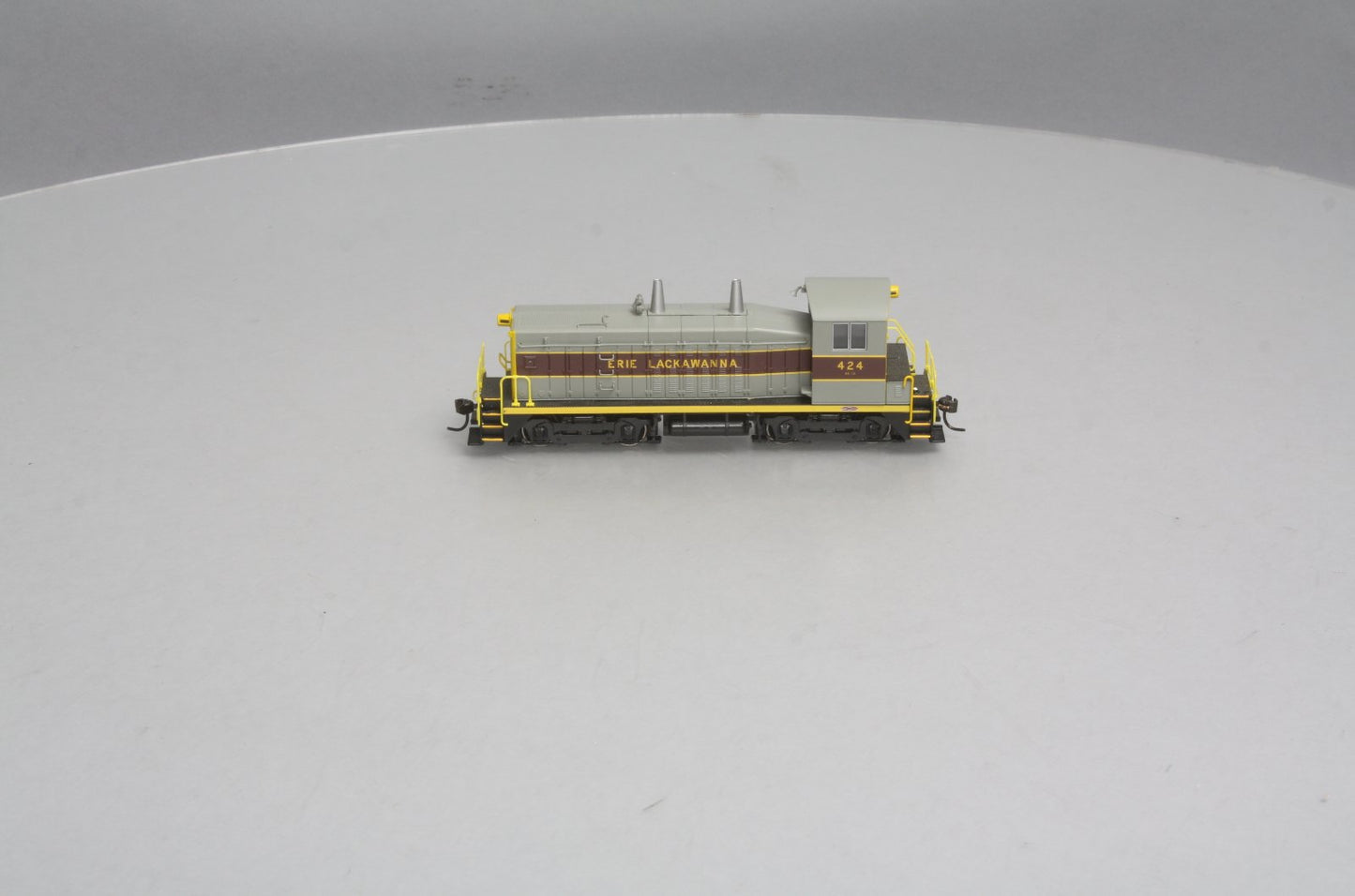 Broadway Limited 2120 HO Erie Lackawanna EMD NW2 Paragon2™ #424