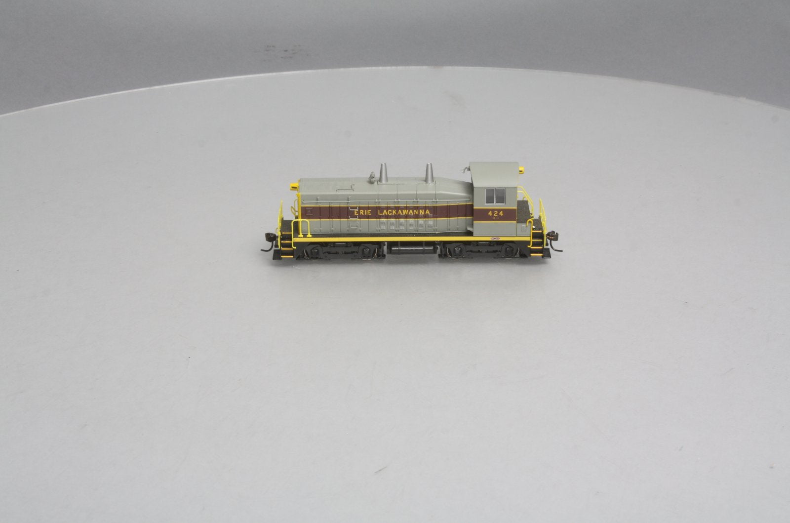 Broadway Limited 2120 HO Erie Lackawanna EMD NW2 Paragon2™ #424