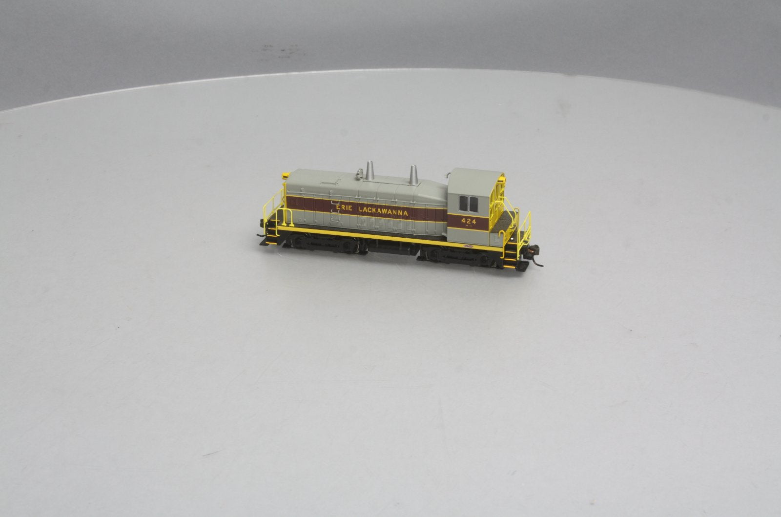 Broadway Limited 2120 HO Erie Lackawanna EMD NW2 Paragon2™ #424