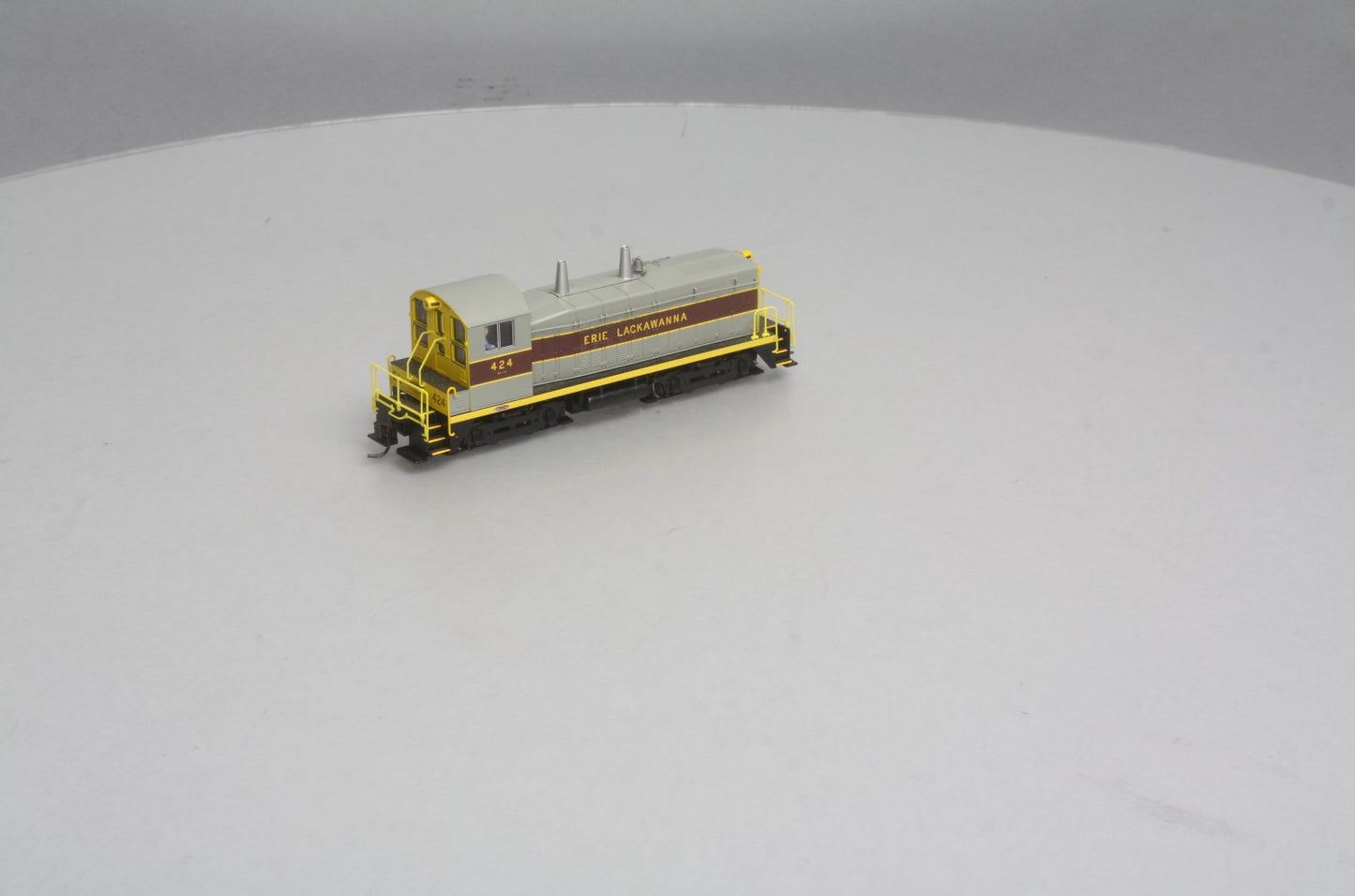 Broadway Limited 2120 HO Erie Lackawanna EMD NW2 Paragon2™ #424