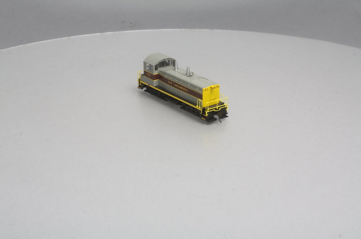 Broadway Limited 2120 HO Erie Lackawanna EMD NW2 Paragon2™ #424