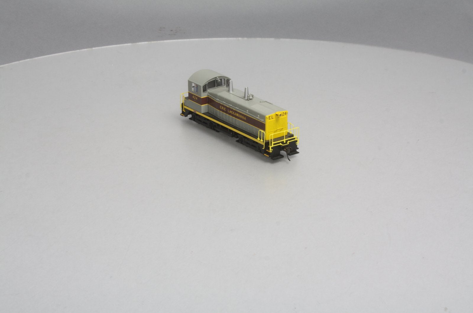 Broadway Limited 2120 HO Erie Lackawanna EMD NW2 Paragon2™ #424