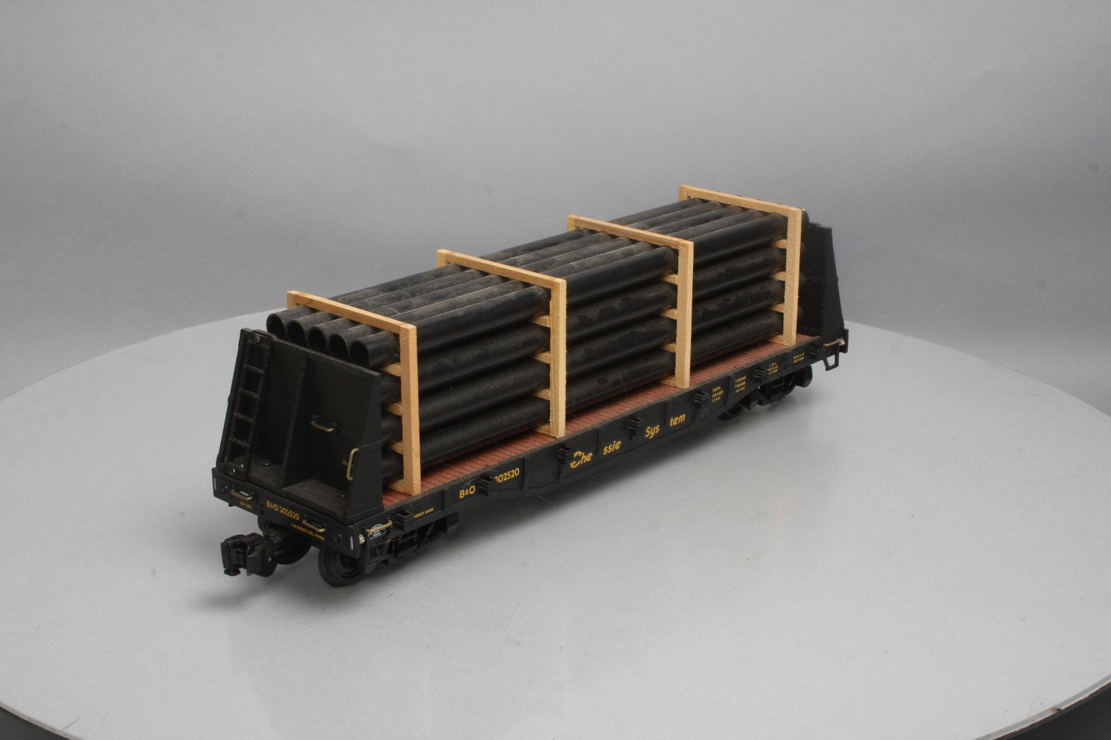 Aristo-Craft 46409 G Scale Chessie System Flat Car w/Pipe Load - Plastic Wheels