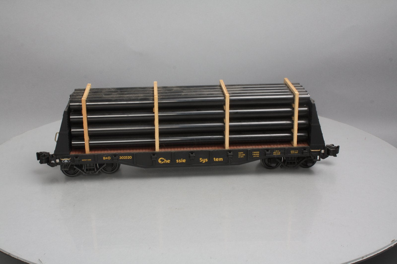 Aristo-Craft 46409 G Scale Chessie System Flat Car w/Pipe Load - Plastic Wheels