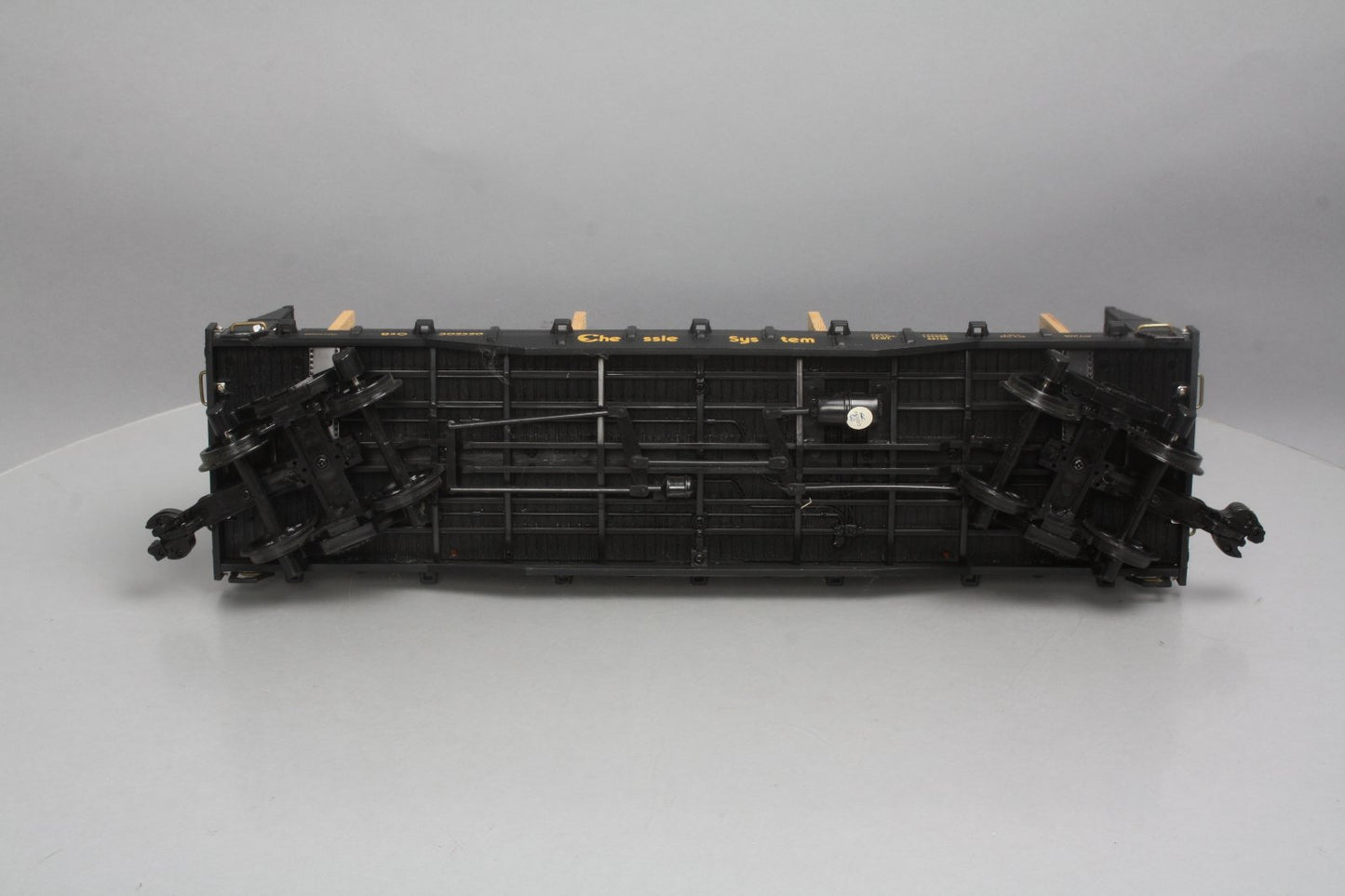 Aristo-Craft 46409 G Scale Chessie System Flat Car w/Pipe Load - Plastic Wheels