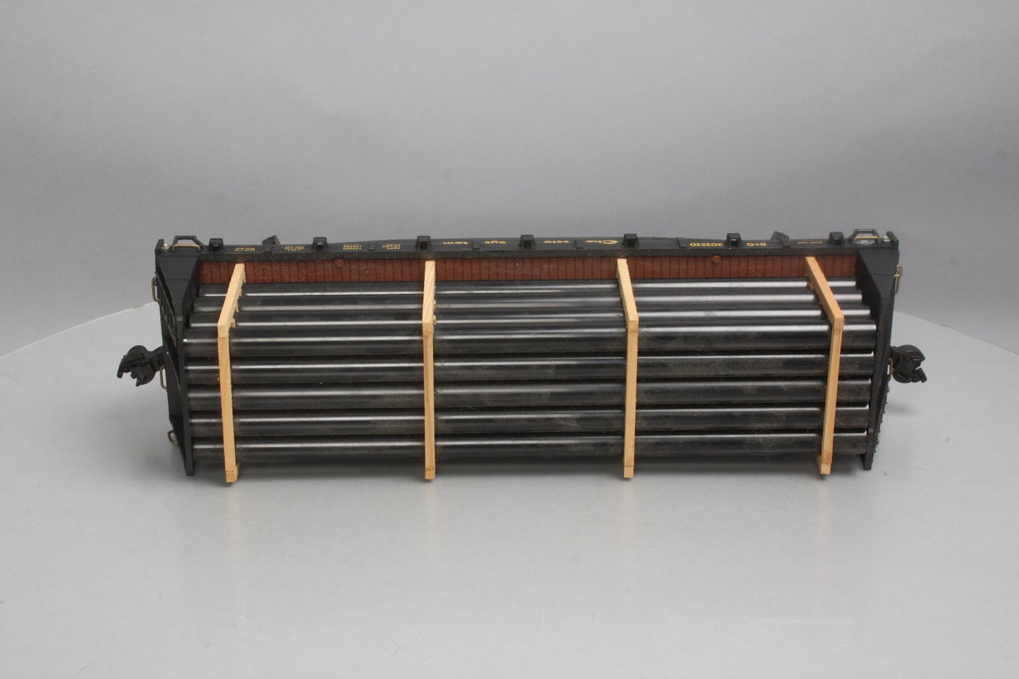 Aristo-Craft 46409 G Scale Chessie System Flat Car w/Pipe Load - Plastic Wheels
