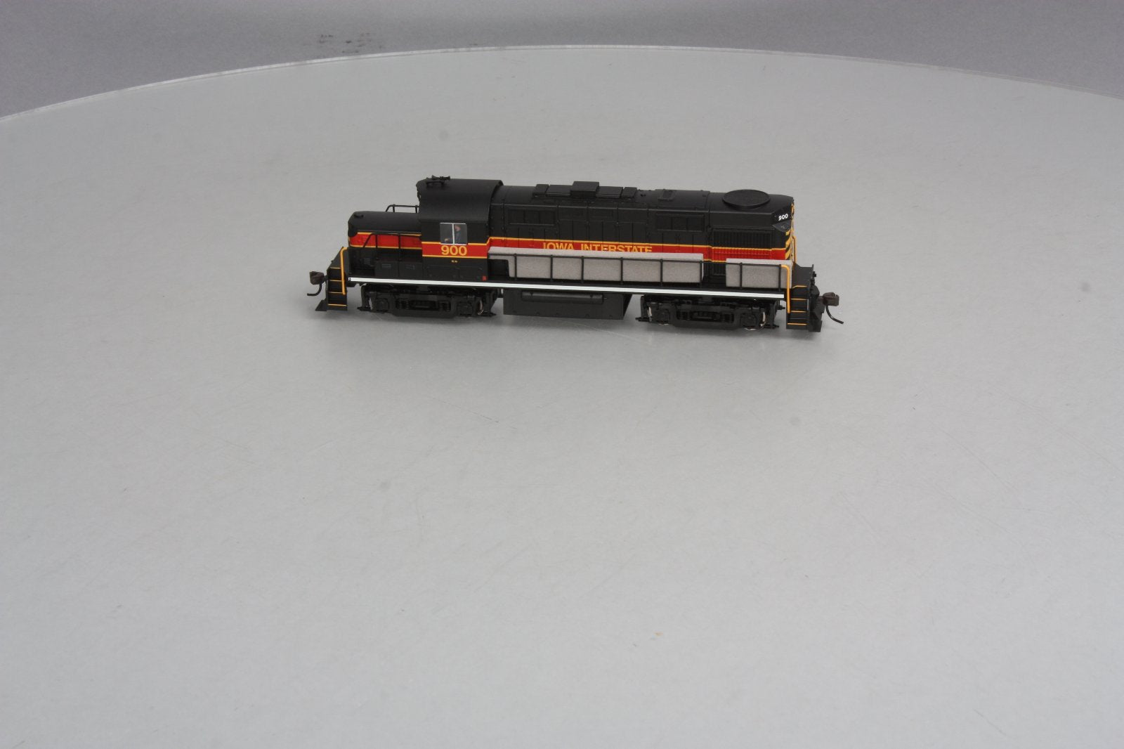 Atlas 10000577 HO Scale Iowa Interstate R-36 Diesel Locomotive #900