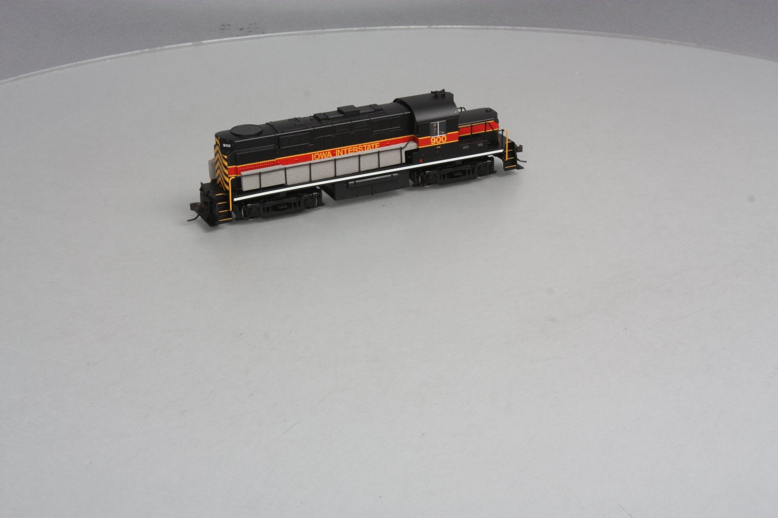 Atlas 10000577 HO Scale Iowa Interstate R-36 Diesel Locomotive #900