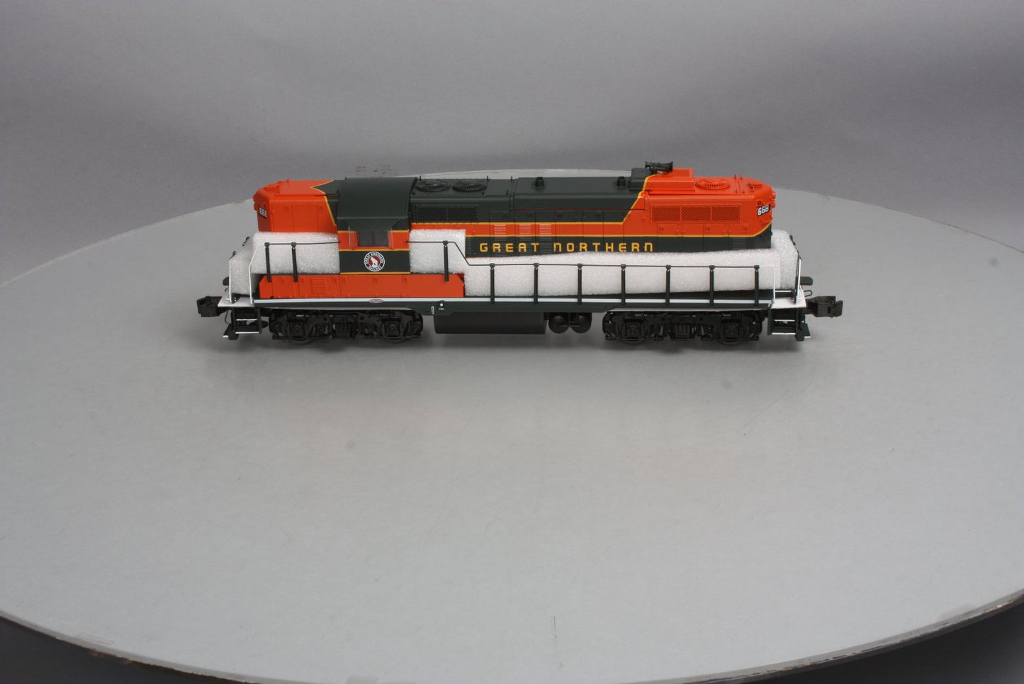 Lionel 6-34740 Great Northern Non-Powered Scale GP9 Diesel Locomotive #668